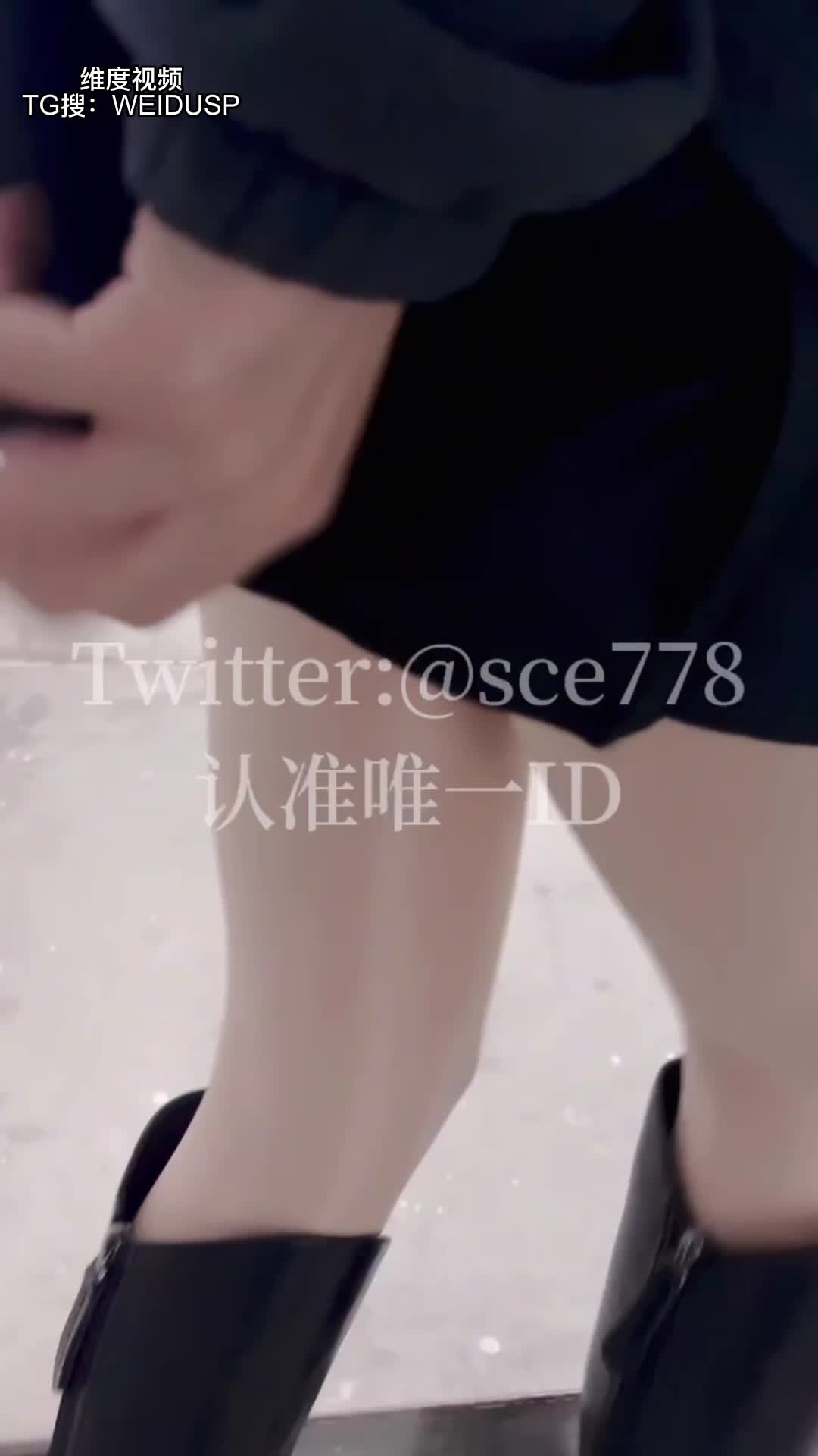 #sce778 #A_sce #91A_sce A_sce 91A_sce sce778 #推特 #淫妻 #调教 穿肉色开裆丝袜，黑色长筒靴，黑色百褶裙，白衬衫，反差学生装扮，在楼梯间吃鸡，性爱，被后入抽插推特极品身材淫妻，umate付费订阅资源，各种丝袜制服高跟，剧情，和男友性爱，被调教！【最新1部及全套见置顶或点击这】