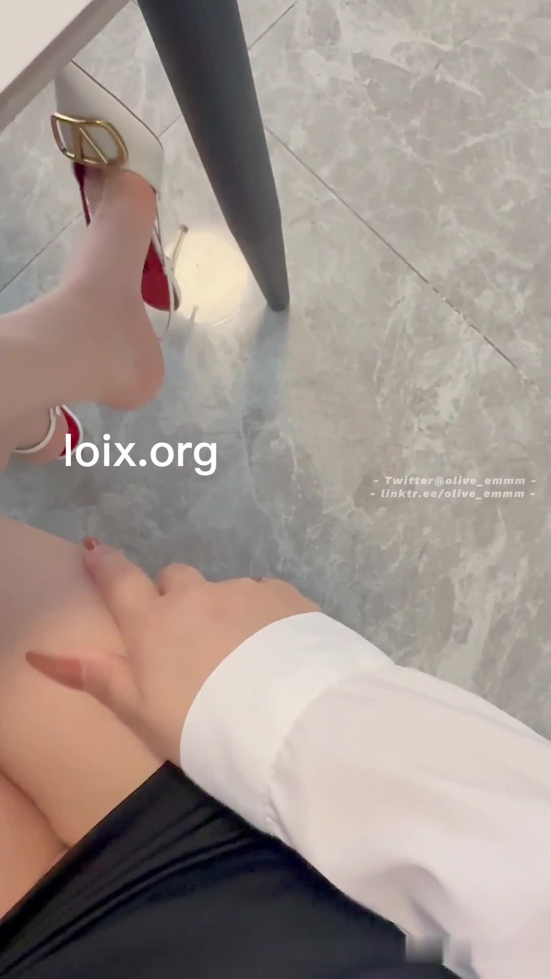 #olive #olive_emmm olive_emmm olive #onlyfans #自慰 #大奶  大奶嫩逼福利姬，高跟鞋，黑色包臀裙，白衬衫，在桌子下面偷偷自慰抠逼！满嘴骚话，捏大奶，反差母狗的自我剧情陶醉！【最新付费订阅视频点击置顶获取】