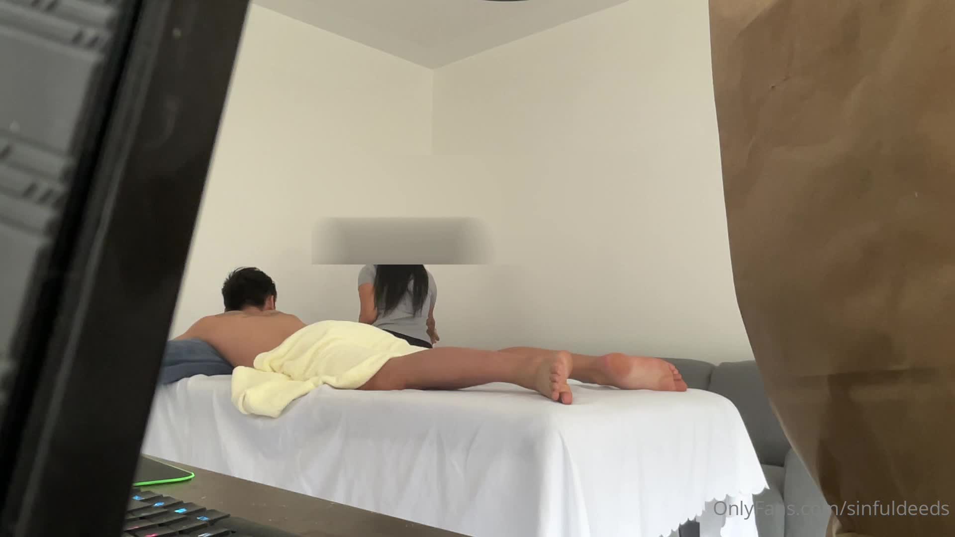 预约上门女按摩师自愿献身韩国大屌痞子「sinfuldeeds」OF私拍，八约性感肥臀越南技师，很快就进入正题饥渴打炮