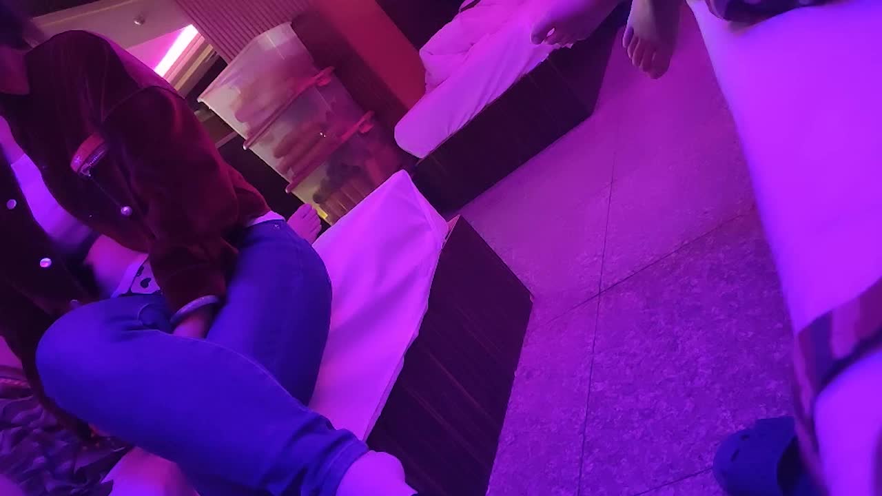 探访按摩店 从按摩店约两个熟女技师出来啪啪，阿姨挺小心让上楼去声音小一点