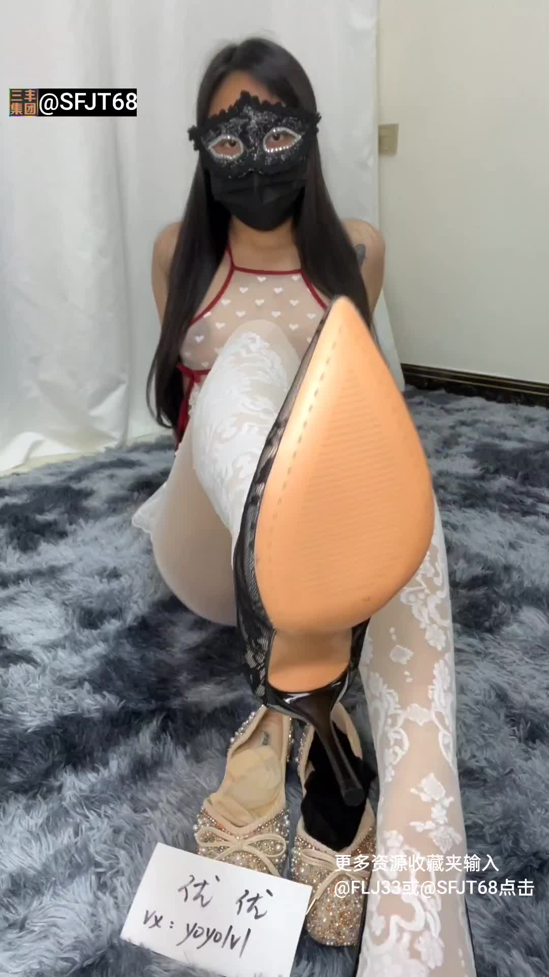 #优优 优优 #自慰 #反差 #熟女白色蕾丝印花透明连裤丝袜脱下高跟鞋给假鸡巴足交，红白色透明吊带，黑色乳晕隔着衣服若隐若现，扣逼扣出白浆后，用黑丝擦拭，淫荡十足！知名黑逼骚母狗熟女，穿各种丝袜高跟制服，蒙面女郎，各种道具各种姿势各种剧情插骚逼，喷水，流白浆，做爱合集！【最新9部全300部见评论区或置顶】