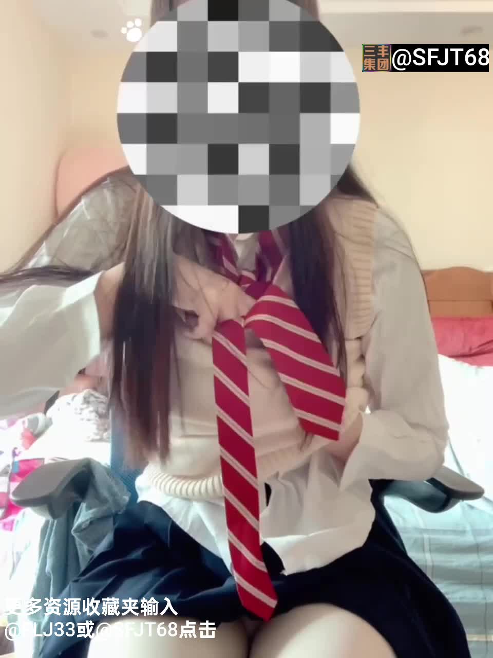 #naipaofu naipaofu #福利姬 #推特 #自慰 #反差 穿白丝学生制服，对镜自拍，解开白衬衫，脱下白丝秀身材，M腿手扣嫩逼自慰！模拟足交！推特反差长发长腿御姐福利姬，各种丝袜制服情趣套装露脸自慰，各种顶胯，各种足交秀身材！【全套6视频合集见置顶或点击这】