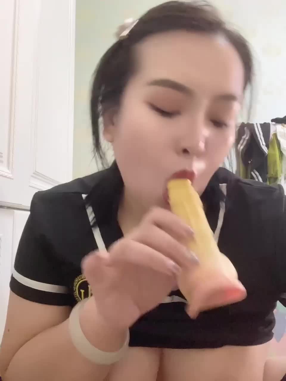 #抖音 #熟女 东北丰满大奶熟女卡卡道具插逼舔鸡巴吞精