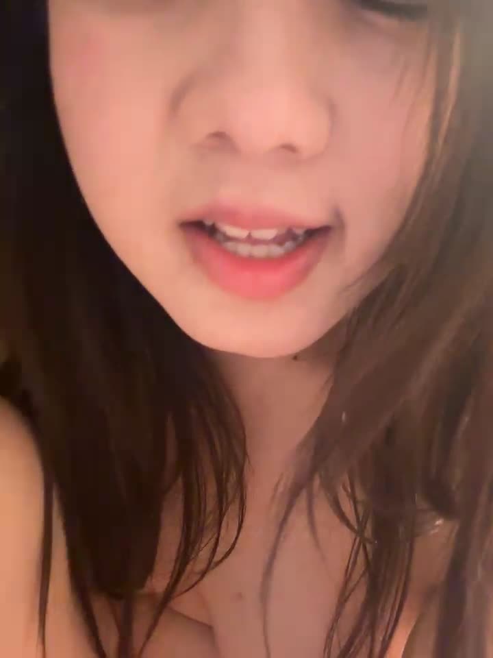 巨乳肥臀少女直播自慰