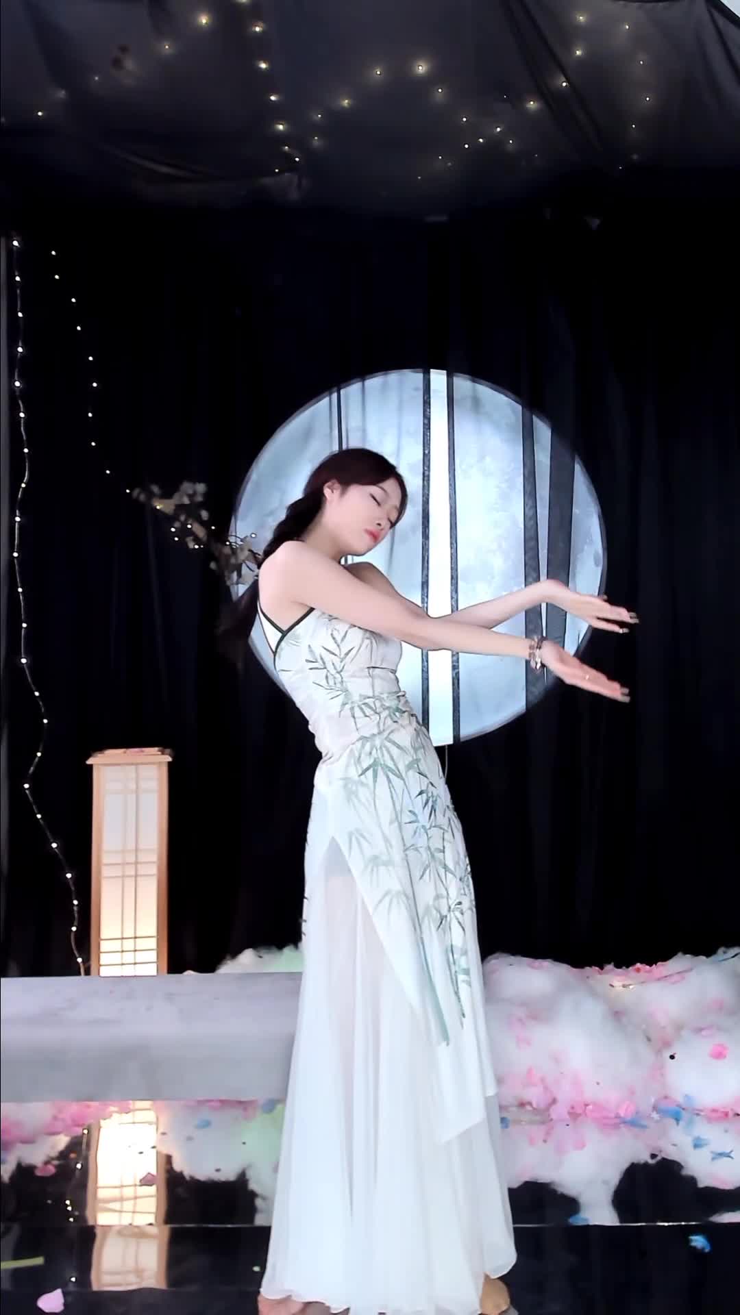 #雪衣容 #抖音 #舞蹈 #中国舞 @ikan_live 2024-10-19