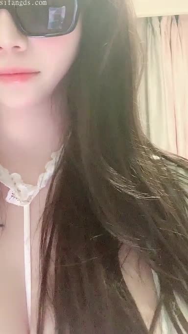 #懒懒啊 #直播 宇宙无敌超级大胸，04女大学生，丰乳肥臀，坦克身材 50h内容内群已更新