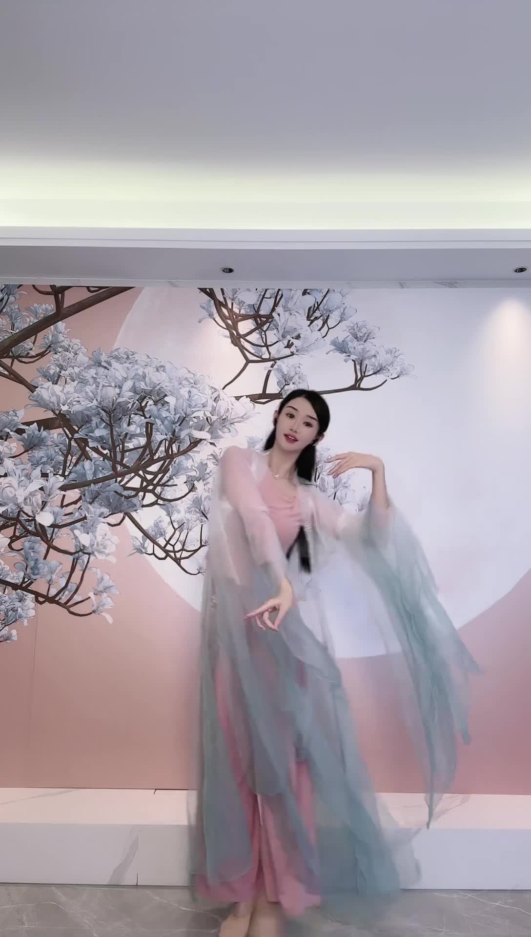 #中国舞_莹莹 #抖音 #舞蹈 #中国舞 @ikan_live 2024-10-15