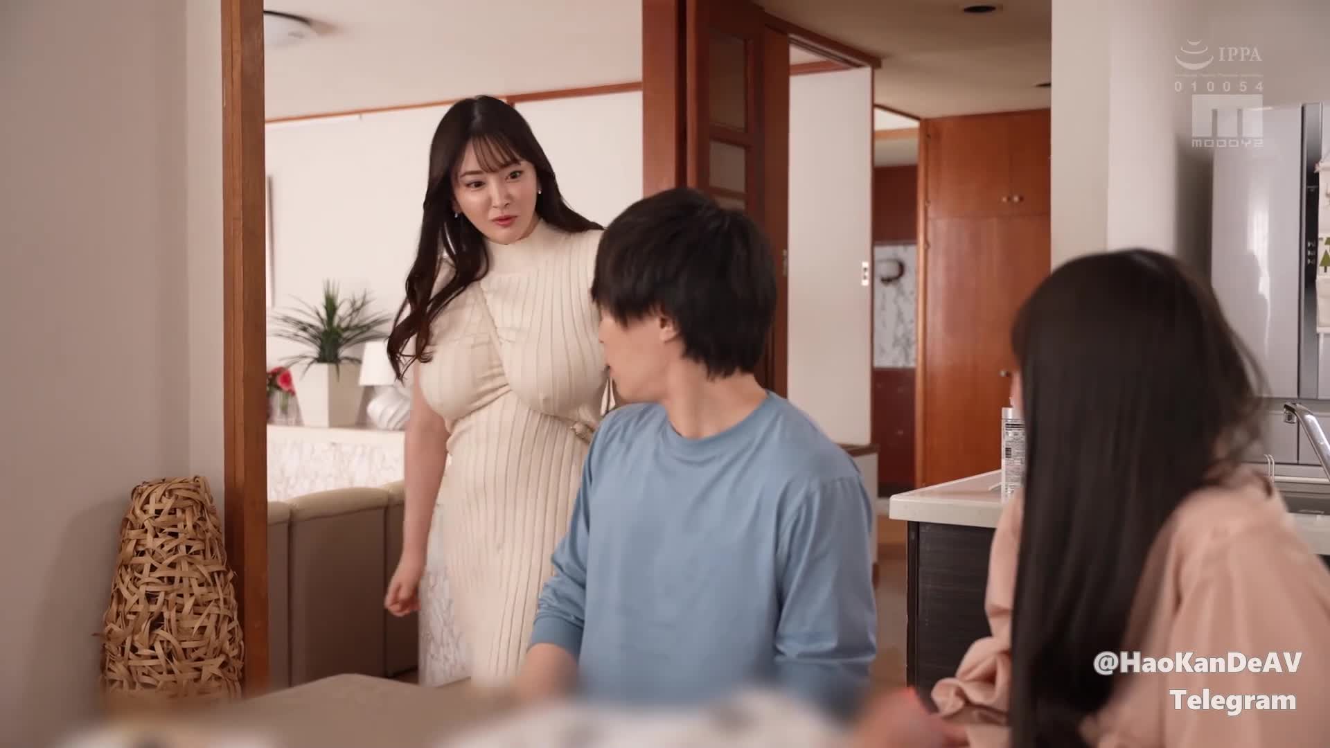分享一部超级好看的坦克类型动作片，大奶子太棒了，撸点满满，中文字幕