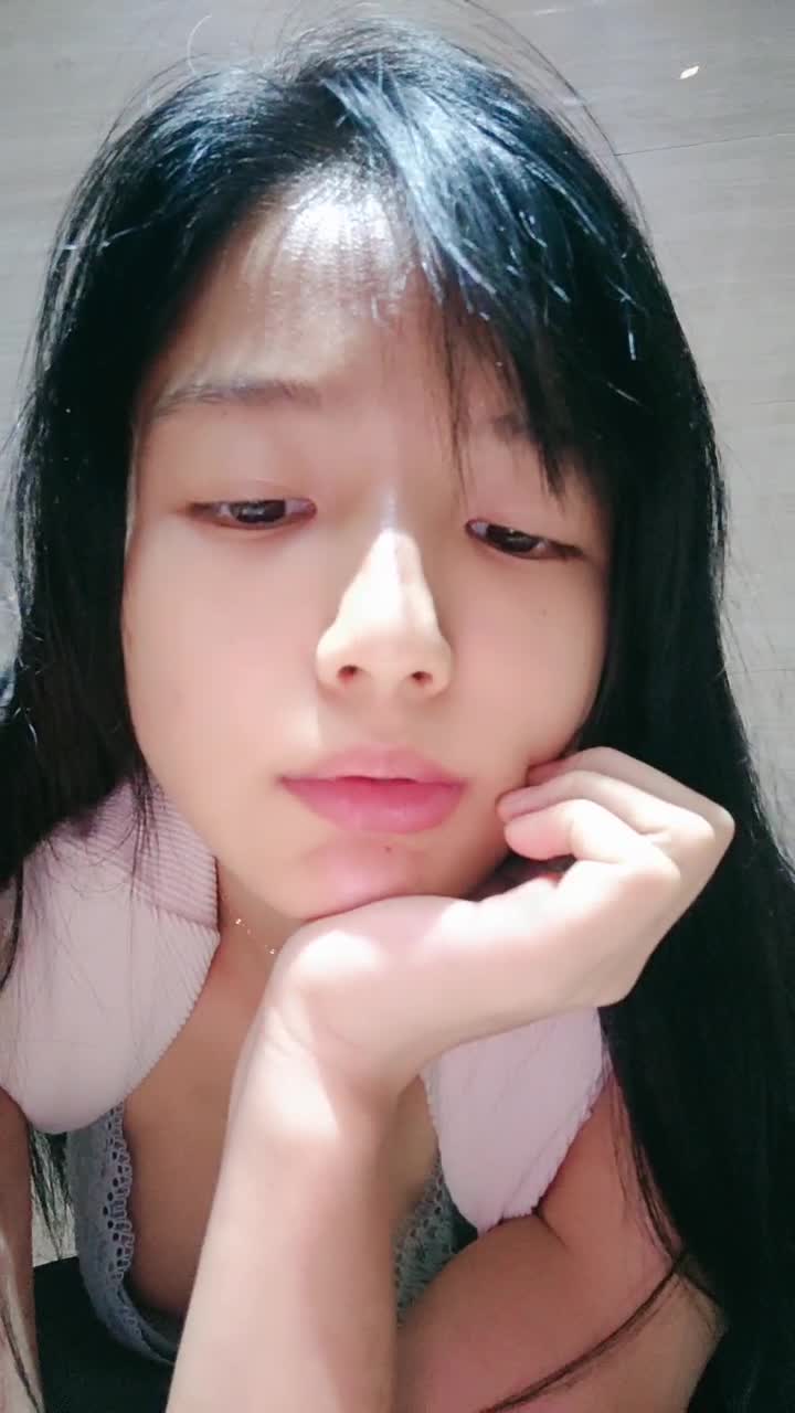 #厕拍自慰 外表清纯妹妹 脱下紧身裤，无毛小骚逼 （这个是直播，长的确实行，这一头大黑发）