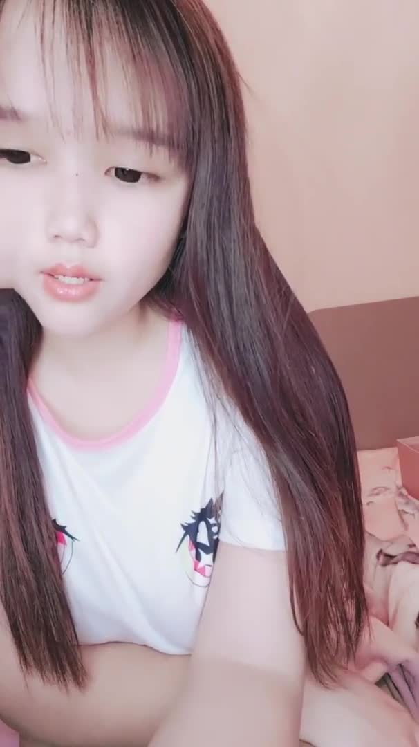 #直播 #05年小女孩 微坦萝莉学生妹 发育极好的大屁股极品嫩妹