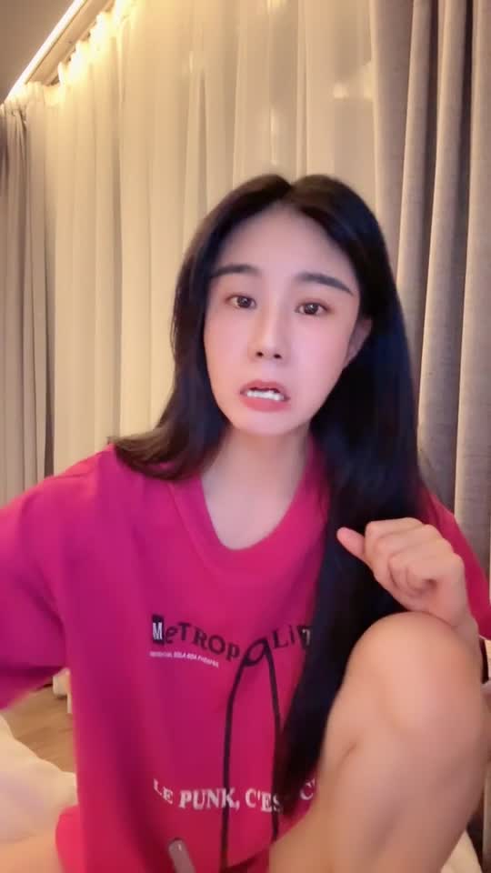 #小碧晨 神似某位女明星 纯天然巨乳~全裸洗澡~掰穴特写