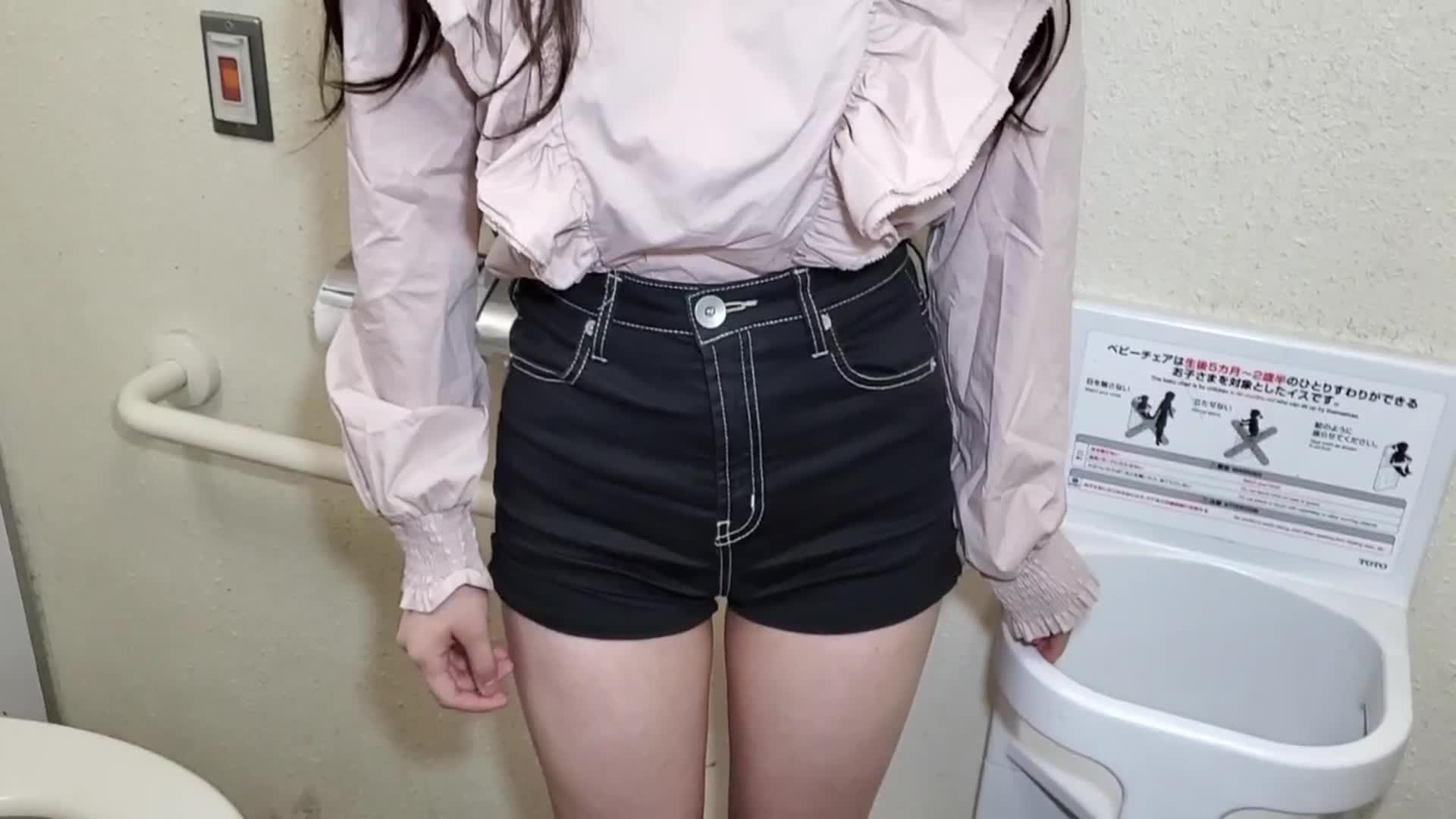 #FC2 #公共场所 素人妹子在公共厕所里被围攻