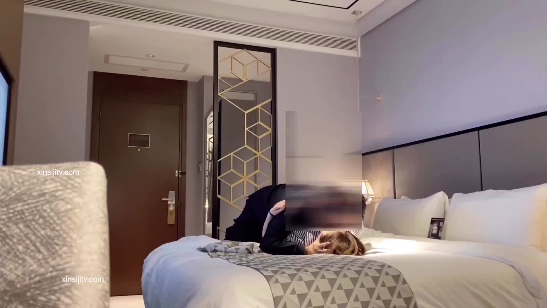 #反差 刚开始反抗不让脱，后面又自己主动脱内裤的微胖母狗