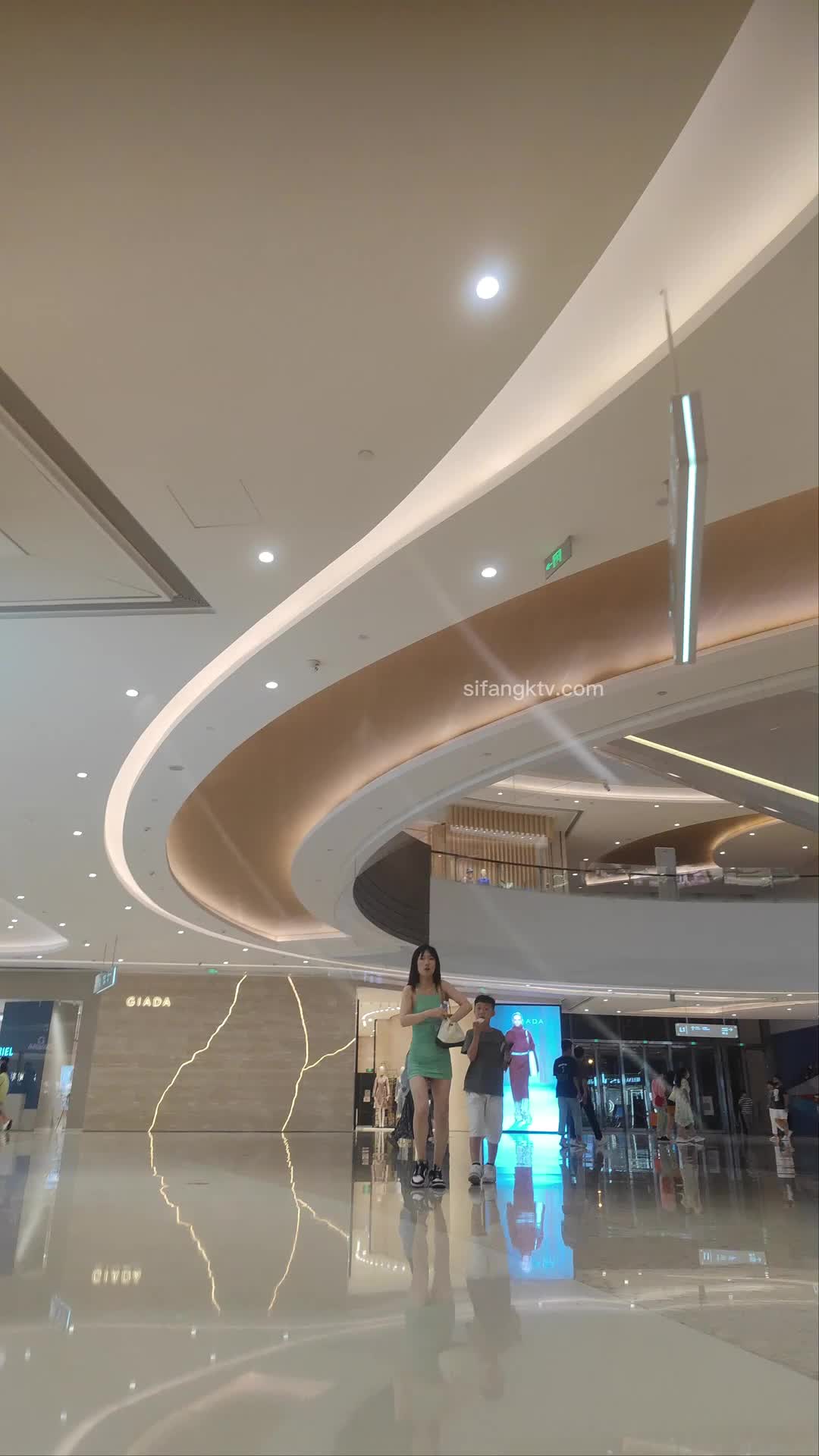 #无内 绿裙少妇带孩子无内逛街