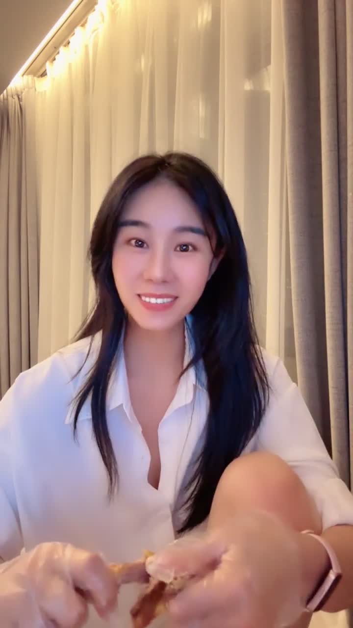 #小碧晨 神似某位女明星 纯天然巨乳~全裸洗澡~掰穴特写