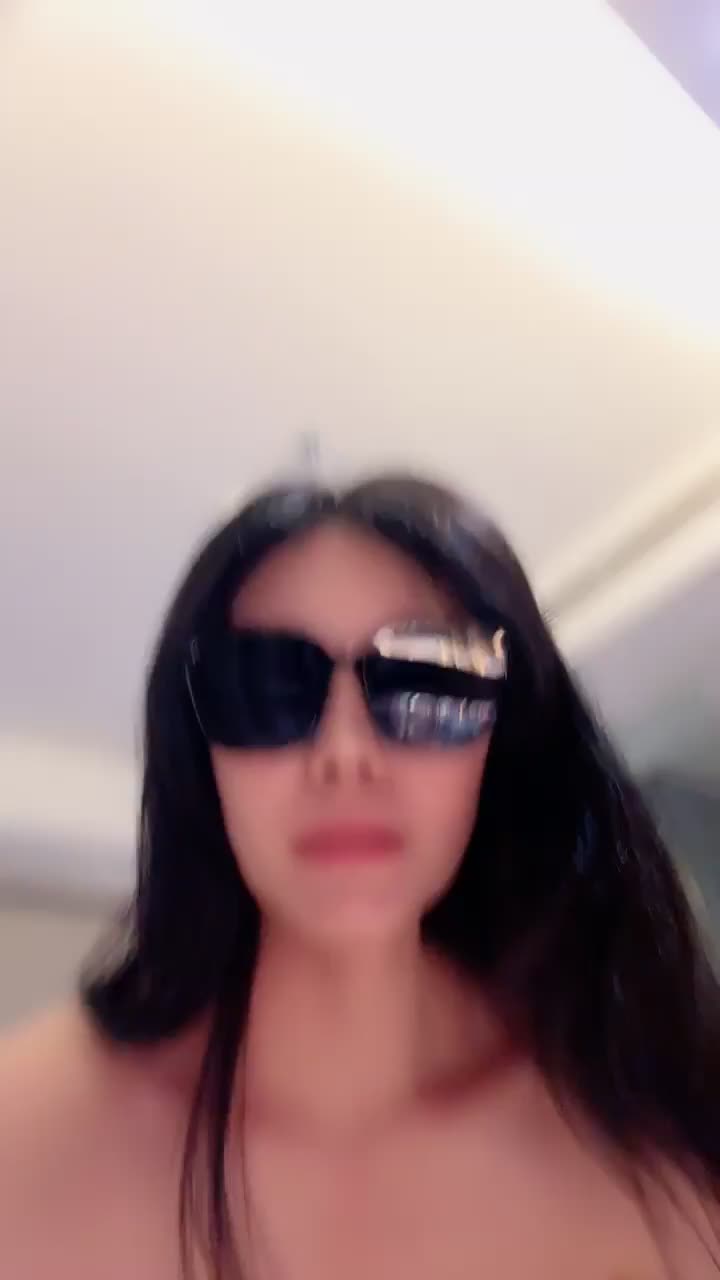 #小碧晨 神似某位女明星 纯天然巨乳~全裸洗澡~掰穴特写