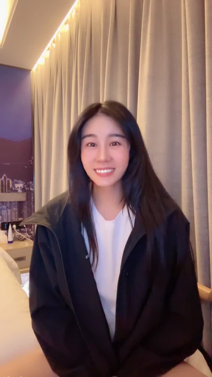 #小碧晨 神似某位女明星 纯天然巨乳~全裸洗澡~掰穴特写