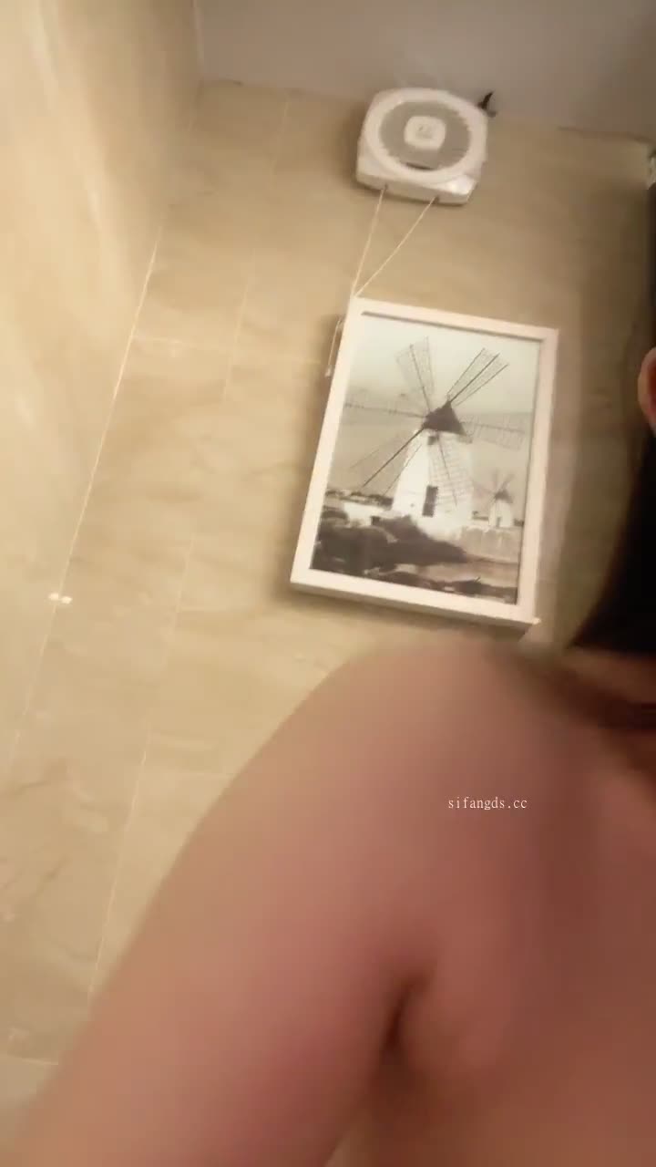 #月亮躲在云朵 颜值爆炸~美死了~极品白虎炮架子自慰喷水
