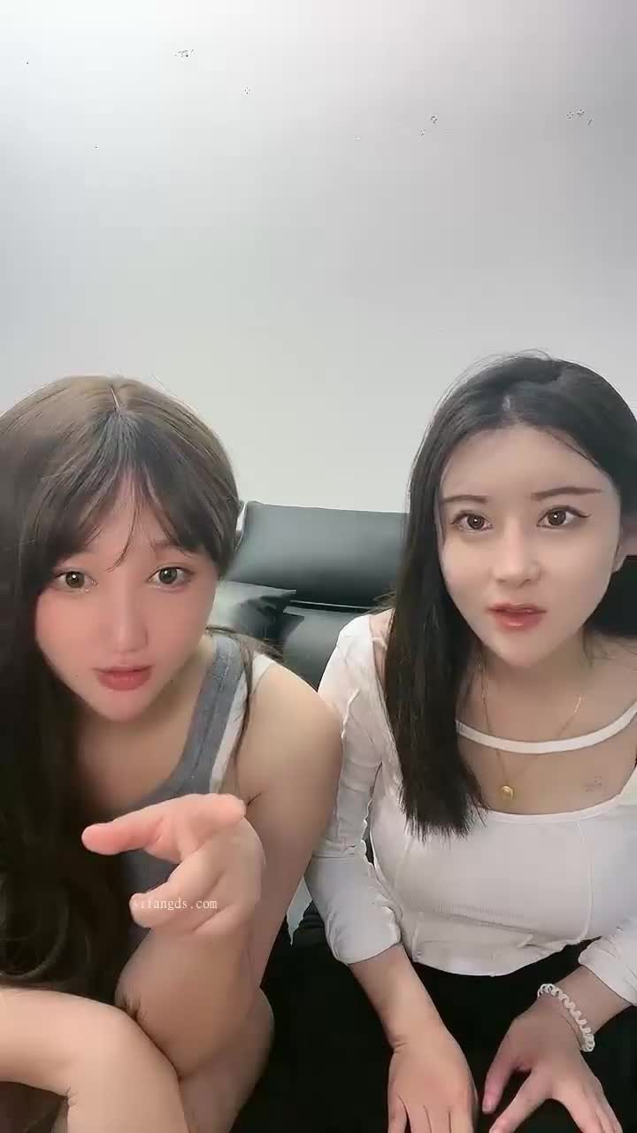 #直播 姐妹花下海，妹妹漂亮身材好 还是个木瓜型的爆乳嫩妹，姐姐拍 妹妹和炮友打炮