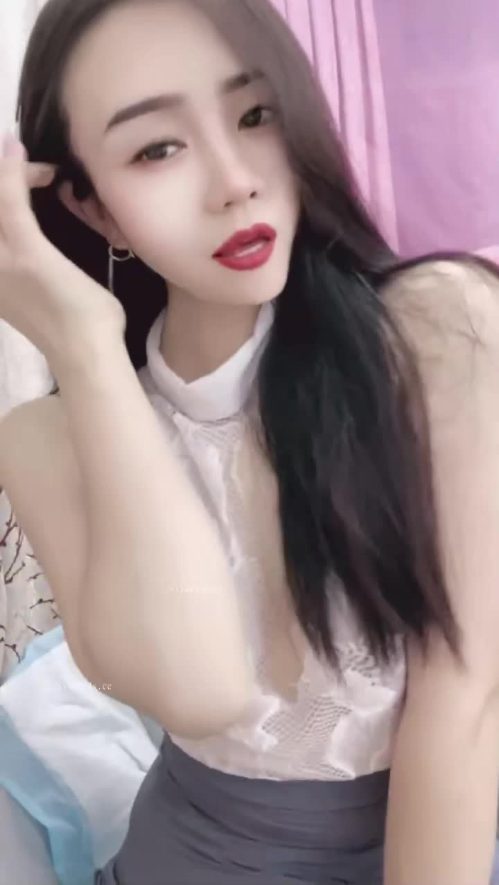 #美妆店美腿女神 塞跳蛋爽尿裤 回家狂插