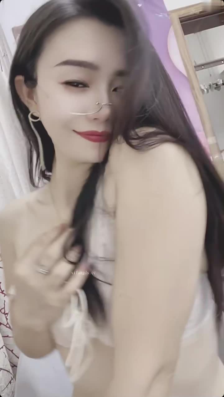 #美妆店美腿女神 塞跳蛋爽尿裤 回家狂插