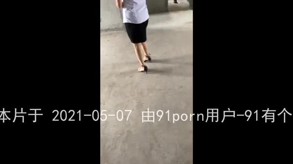 #公共场所 户外约售楼小姐去看房子，半推半就在毛坯房内进行插入(我记得这个有上下两部)