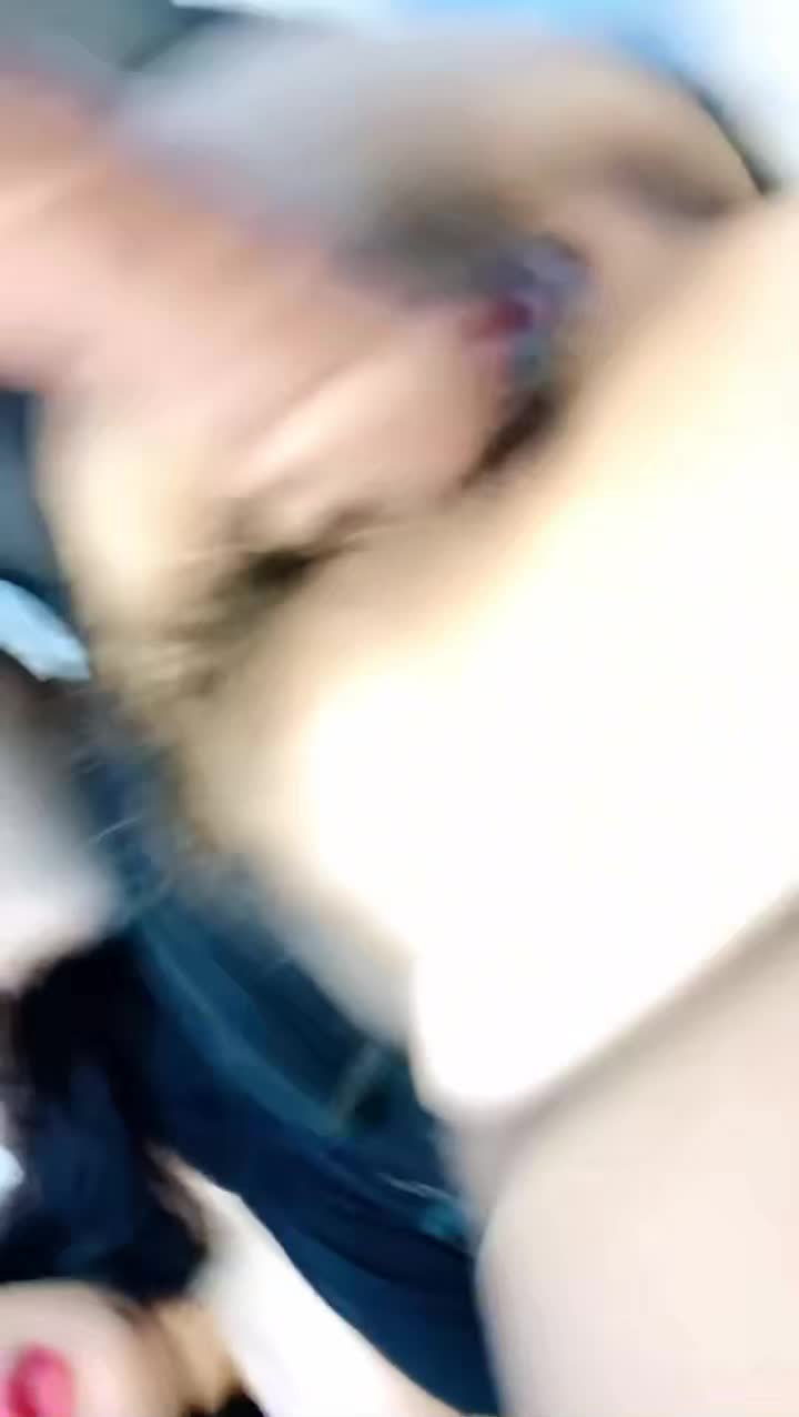 #美妆店美腿女神 塞跳蛋爽尿裤 回家狂插
