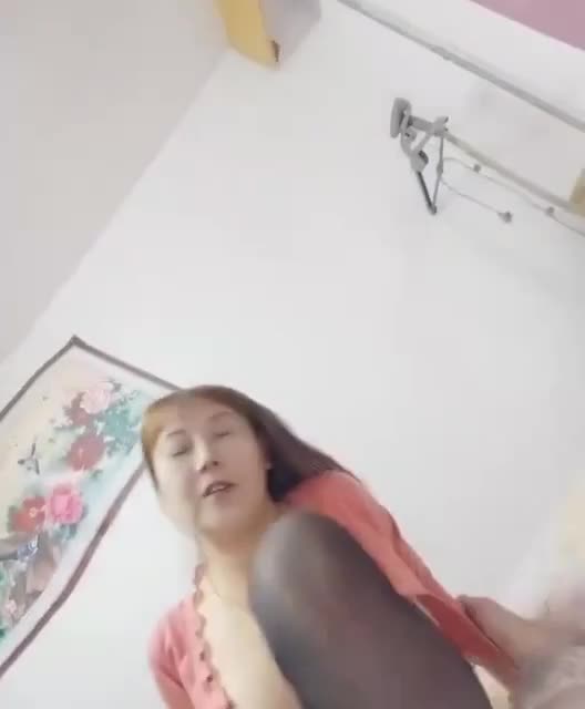 #熟女老阿姨自拍亲热视频