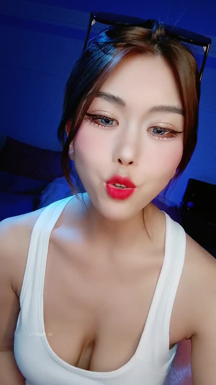 #18爱跳舞 #付费直播 #大奶 你老婆好骚哦! 裸舞~第一视角道具自慰
