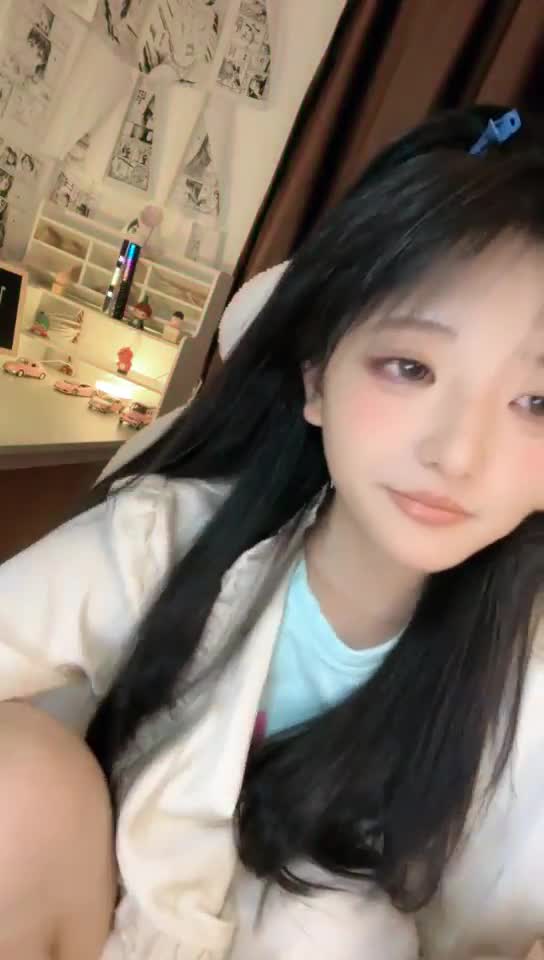 #陌七七 顶级绿播女神下海，真正的大学校花美女，回头率100%，太美太清纯了，初恋的感觉，秒杀正规平台网红女主播，难得一见的极品尤物，一眼就爱上了