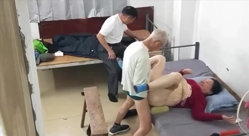 #老奶奶 #老鸡大妈一次接两个客人