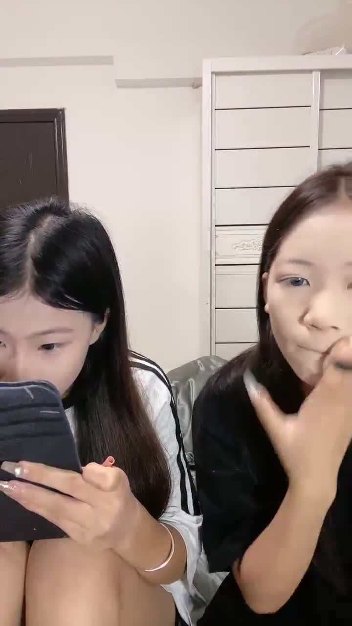 #糯米和小虫 刚成年2个学生妹双逼交叠~跳蛋狂震流白浆