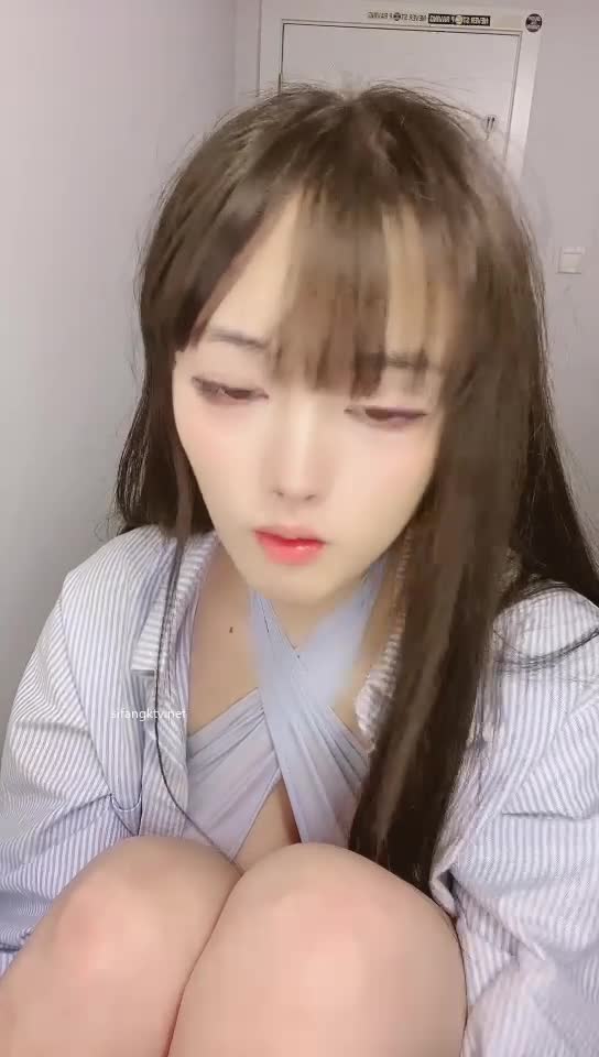 #05学妹 #付费直播 #颜值 #自慰 校花女神! 突破尺度~抠穴自慰~流白浆!