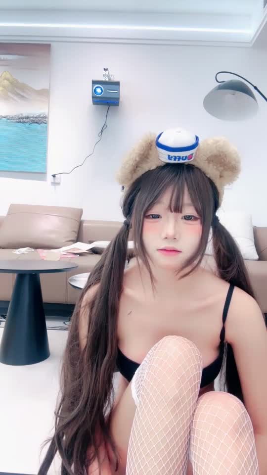 #玉米 刚成年学生妹 奔奔跳跳超可爱 道具自慰 喷水