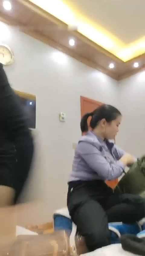 #老鸡足疗店发现按摩的妹子不错，商量好多加点钱直接办事