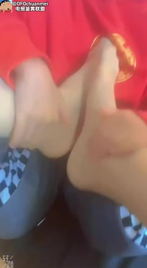 #直播 #少妇 #侄子 寂寞的少妇勾引看电视的侄子，还换上情趣内衣让侄子给自己止痒