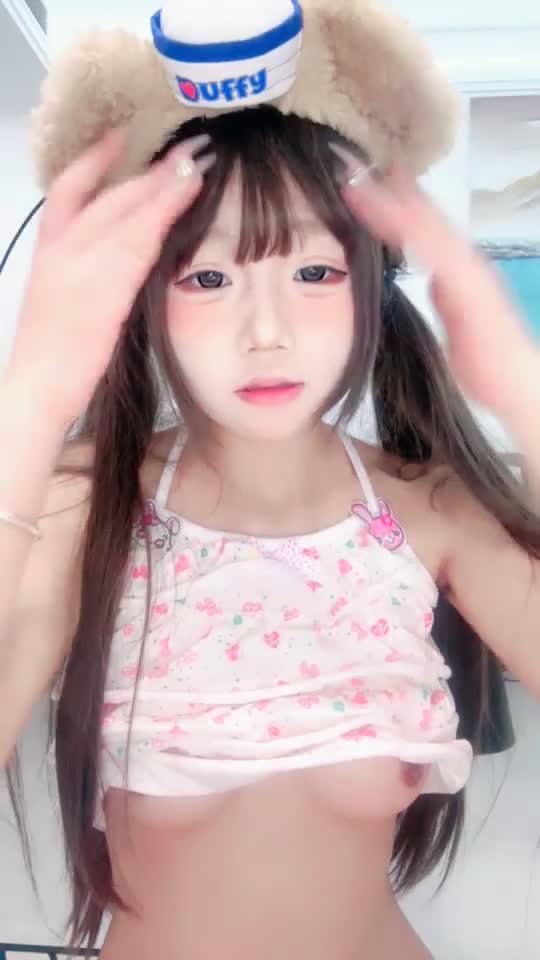 #玉米 刚成年学生妹 奔奔跳跳超可爱 道具自慰 喷水