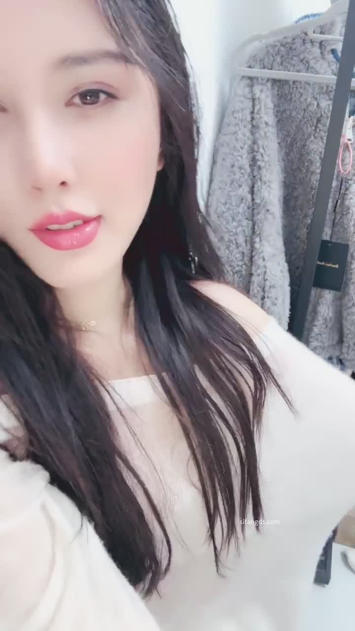 #栀夏 气质女神! 好骚~好漂亮~抠穴道具自慰~白浆直流! 我昨晚看了1小时左右的录播，开始时也是觉得很惊艳，笑容很迷人很妖冶，但过了一会儿发现她就像个台词只有几句的机器人，一直说让观众「刷啊」、「刷礼物私聊」等让人消费的话。这样让她撒娇发嗲的动作表情就变成了扭捏，没有服务精神，不愿与观众交流，非常贫乏无聊。