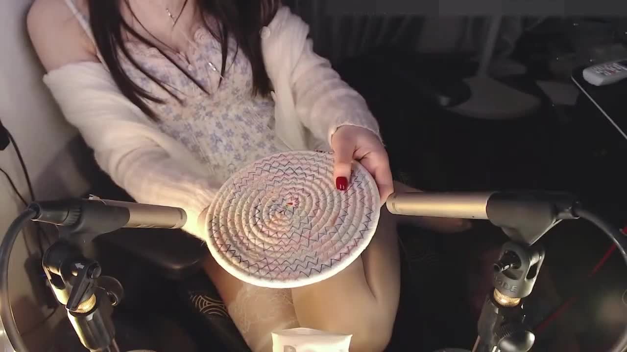 #轩子巨2兔 #ASMR 25年1月26直播 美腿踩脸 白丝吊带 诱惑全场  会员独享