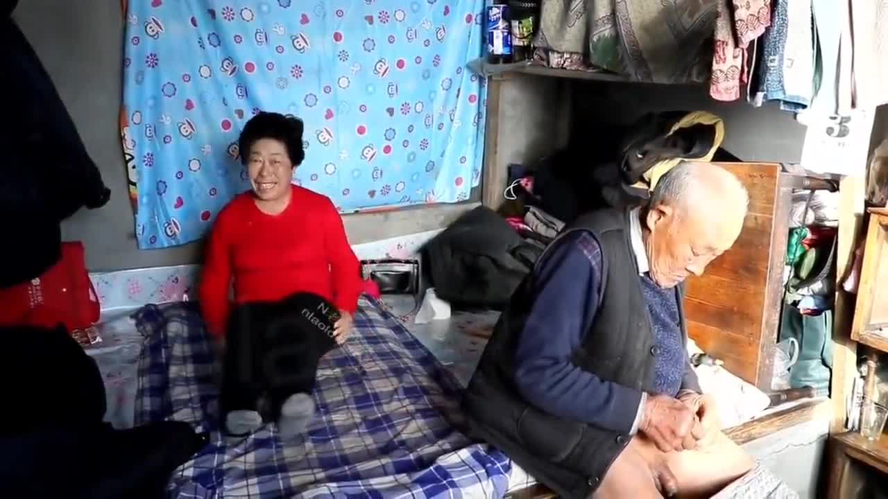 #老奶奶 #老鸡退休老头自带工具嫖娼，先把鸡巴用工具弄硬了