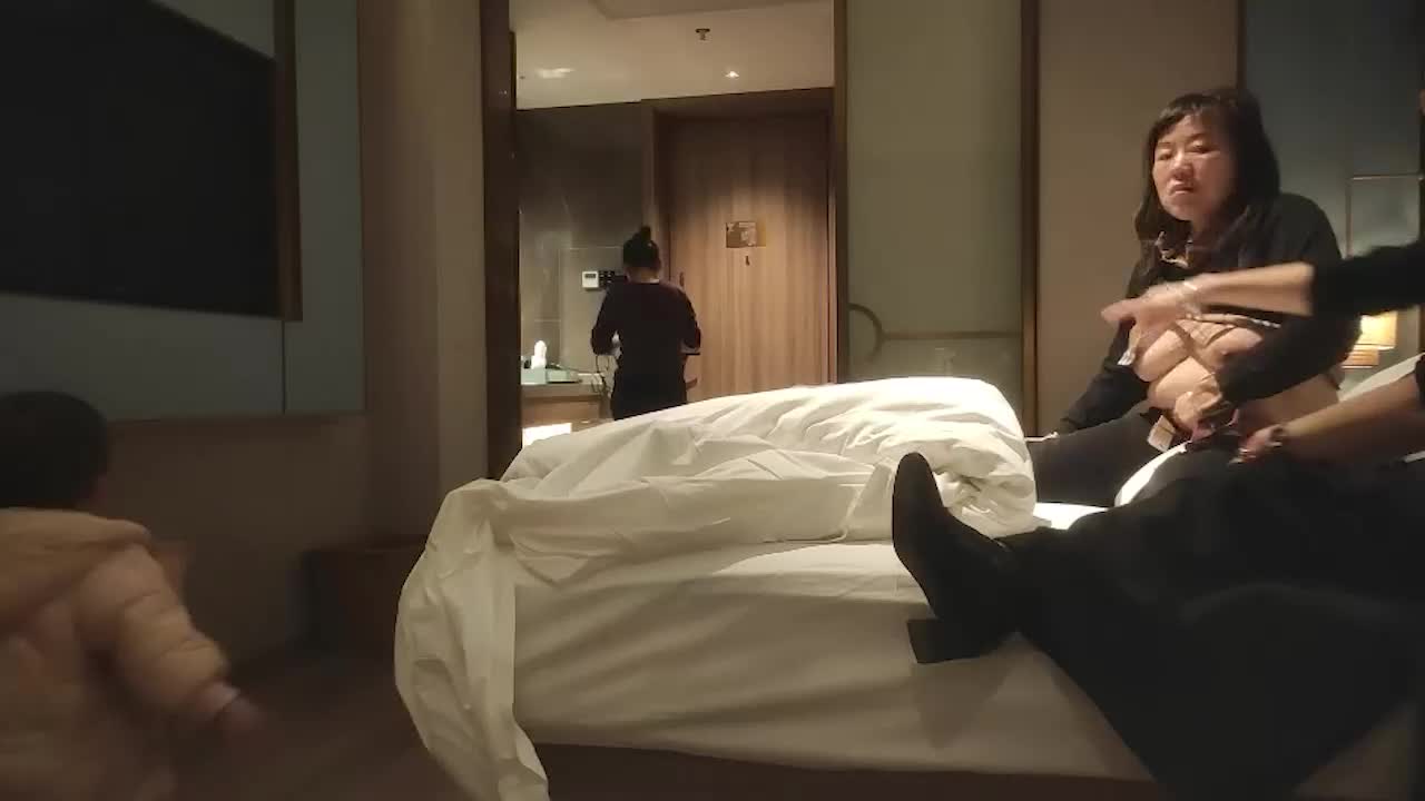 #熟女 #老鸡 三个老熟女组团去酒店聚众淫乱，心太大竟然带着孩子，激情过后临走亲鸡鸡吻别