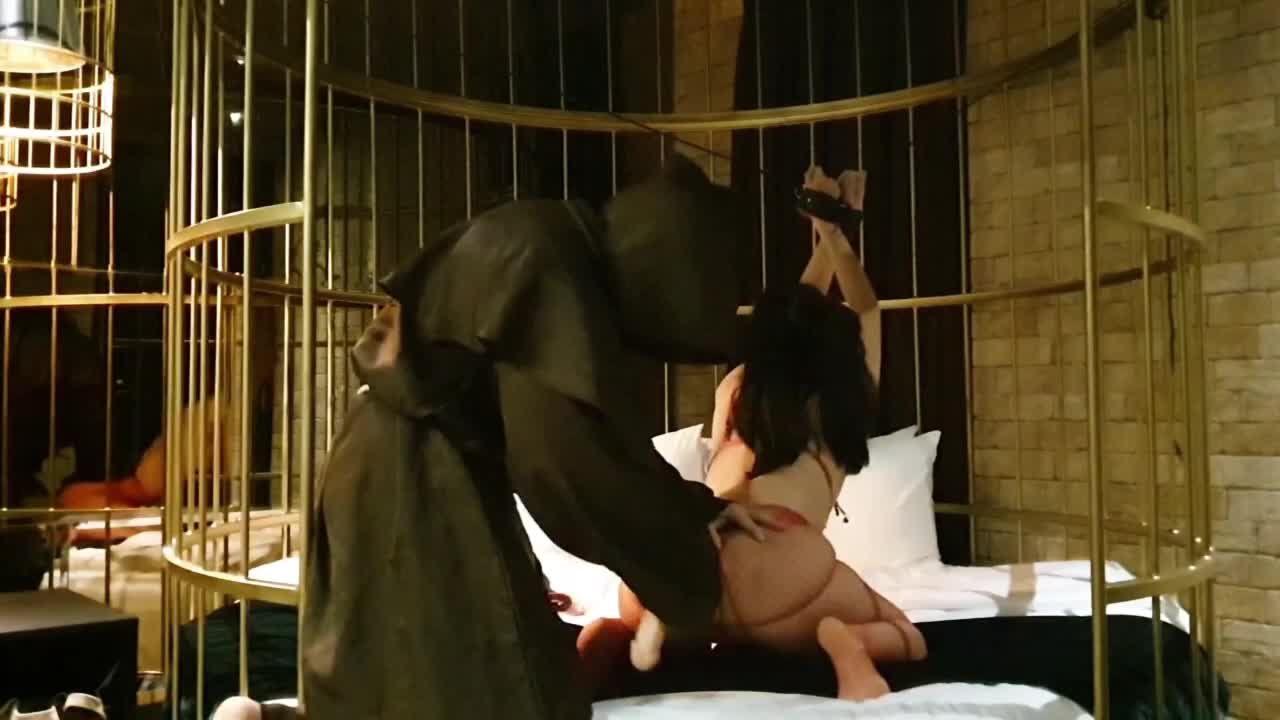#母狗囚禁在笼子里的专属性奴