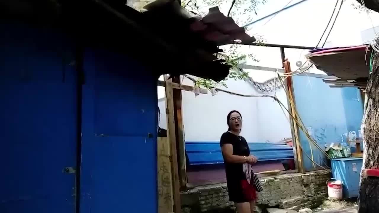 #老鸡 #熟女没事在城中村溜达，站街的老阿姨不少，找了一个戴眼镜的泄泄火