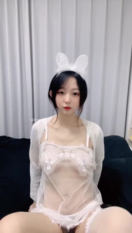 顶级校花下海直播~巨乳桃臀~丝袜美腿~放飞自我~抖奶掰穴