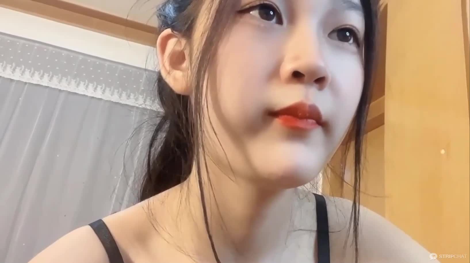清纯大奶反差少女 M腿撅起美臀自慰 多次掰开小穴特写粉嫩肉穴阴蒂阴唇尿道口都看的一清二楚
