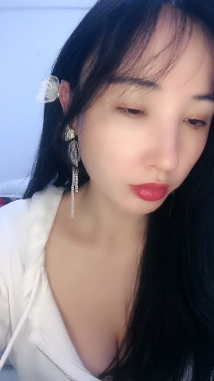 #樱依琳 2024年12月新人！御姐下海！好骚好漂亮~家中撒尿，自慰，黑丝美腿，小荡妇太会拿捏男人了！