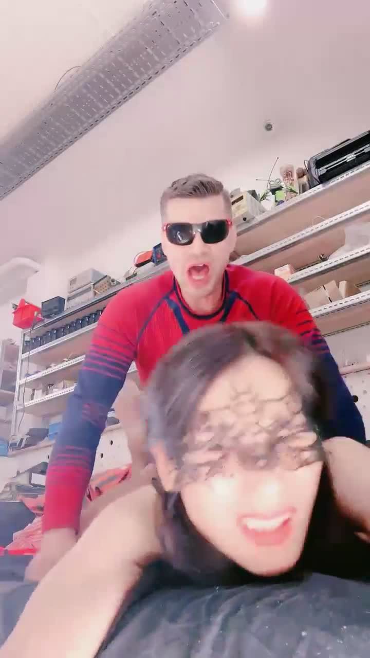 #熟女老骚货享受洋枪的抽插