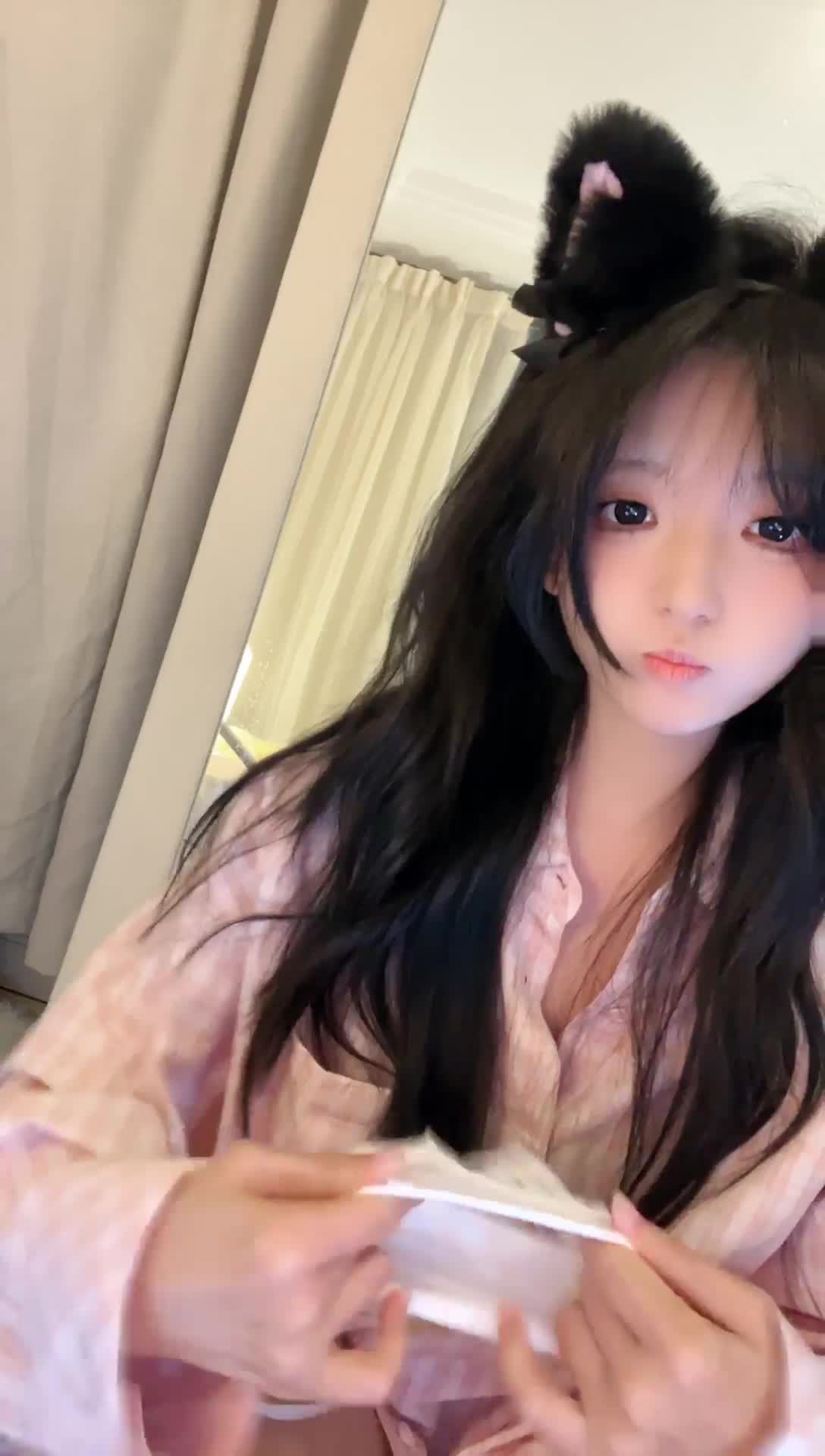 #陌七七 顶级绿播女神下海，真正的大学校花美女，回头率100%，太美太清纯了，初恋的感觉，秒杀正规平台网红女主播，难得一见的极品尤物，一眼就爱上了