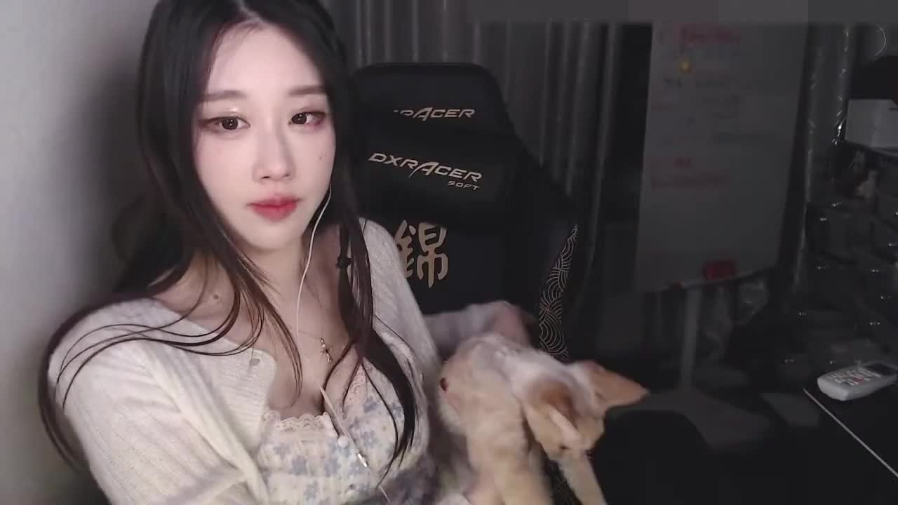 #轩子巨2兔 #ASMR 25年1月26直播 美腿踩脸 白丝吊带 诱惑全场  会员独享