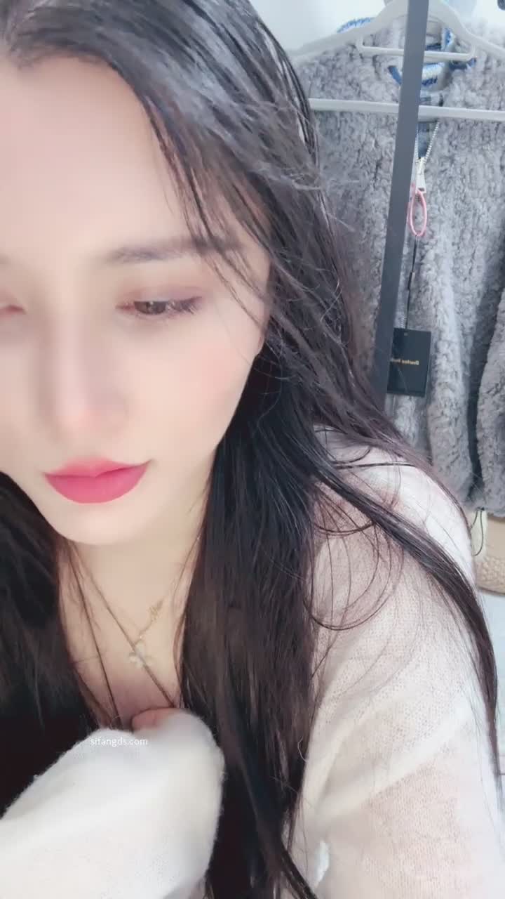 #栀夏 气质女神! 好骚~好漂亮~抠穴道具自慰~白浆直流! 我昨晚看了1小时左右的录播，开始时也是觉得很惊艳，笑容很迷人很妖冶，但过了一会儿发现她就像个台词只有几句的机器人，一直说让观众「刷啊」、「刷礼物私聊」等让人消费的话。这样让她撒娇发嗲的动作表情就变成了扭捏，没有服务精神，不愿与观众交流，非常贫乏无聊。